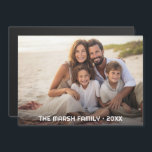 Cobertura Simples de 1 Cheio Fotográfico - Sobrepo<br><div class="desc">Use uma foto horizontal ou horizontal e faça um ímã exclusivo e moderno fotorefrigerador. Este design mínimo moderno inclui uma fotografia com texto para adicionar nomes e texto. Se precisar mover alguma coisa,  clique no botão personalizar para fazer alterações.</div>