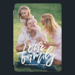 Cobrir iPad Pro com Script Lettered para Nossa Fam<br><div class="desc">Cobrir iPad pro personalizável com caligrafia moderna. Personalize adicionando sua foto favorita da família.</div>