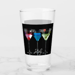 Cocktails diferentes em copos de martini em preto