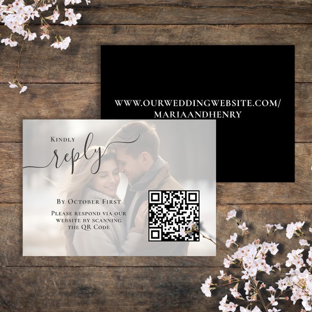 Código Qr de Casamento de Foto Elegante RSVP (Black and white photo reply card with elegant calligraphy script. )