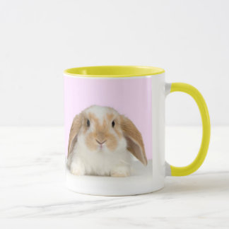 Coelho bonito em uma caneca amarelo-afiada