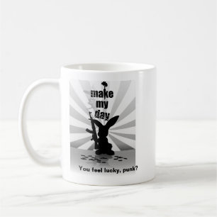 Coelho do Mau-Burro com a caneca de café do rifle