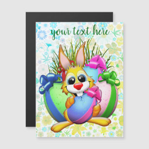 Coelho engraçado mordendo um ovo de Páscoa