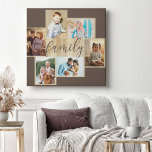 Colagem de Fotos Familiares Woodgrain Frame Canvas<br><div class="desc">Colagem de fotos da família com 6 de suas fotos favoritas, caligrafia e estrutura de aparência de madeira clara. O modelo de foto está pronto para que você adicione suas fotos, que são exibidas em formatos paisagem e retrato. A cor de fundo e a palavra "família" são castanhos coloridos e...</div>