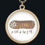 Colar Banhado A Ouro A vovó italiana da cozinha de Nonna é Cannoli Paer<br><div class="desc">Design apresenta uma ilustração original de uma deliciosa massa de cannoli de chocolate. Um favorito da comida italiana! Este design de folha de papel italiano também está disponível noutros produtos. Não vê o que está procurando? Precisa de ajuda para a personalização? Entre em contato com Rebecca para ter algo projetado...</div>