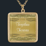 Colar Banhado A Ouro Aniversário de casamento dos rolos 50th do ouro<br><div class="desc">O scrollwork dourado lindo e sofisticado em um fundo do ouro e com uma fita do revestimento do cetim do falso cobriu com uma jóia dourada como o botão do monograma com as palavras "50th aniversário". Apenas a tempo para seu aniversário de casamento dourado!</div>