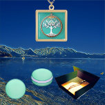Colar Banhado A Ouro Árvore espiritual do Centro de Vida do Cosmos Cora<br><div class="desc">Árvore da Vida é a fonte de uma força que conecta todas as vidas. Representa também o ciclo de vida e morte. Analogamente, significa que todas as vidas no cosmos/universo estão ligadas entre si e um modo de vida espiritual. A ilustração apresenta a árvore da vida como ela aparece na...</div>
