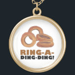 Colar Banhado A Ouro Bachelorette de Noivado Ring-a-Ding-Ding<br><div class="desc">Design apresenta uma ilustração original de anéis de cebola frito marrom-ouro saborosos, com RING A DING numa fonte divertida. Excelente para festa de solteira ou chá de panela. Não vê o que está procurando? Precisa de ajuda para a personalização? Clique em "contate este designer" para criar algo apenas para você!...</div>