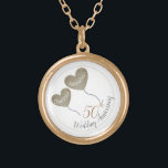 Colar Banhado A Ouro Balão de 50º Ouro de Aniversário de Casamento<br><div class="desc">Colar personalizado no 50º aniversário de casamento com balões de coração de ouro. Um presente moderno para um marido dar a sua esposa quando comemora cinquenta anos de casamento ou para uma criança dar a uma mãe no seu aniversário de casamento de ouro. As placas correspondentes também estão disponíveis neste...</div>