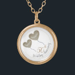 Colar Banhado A Ouro Balão de 50º Ouro de Aniversário de Casamento<br><div class="desc">Colar personalizado no 50º aniversário de casamento com balões de coração de ouro. Um presente moderno para um marido dar a sua esposa quando comemora cinquenta anos de casamento ou para uma criança dar a uma mãe no seu aniversário de casamento de ouro. As placas correspondentes também estão disponíveis neste...</div>