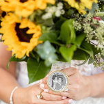 Colar Banhado A Ouro Buquê de Casamento Memorial Charm Bride<br><div class="desc">Honre a memória de uma pessoa amada no seu dia especial com este colar de charme de buquê de casamento em memória dourada. Este encanto elegante apresenta uma foto personalizável, permitindo que você carregar uma pessoa apreciada perto enquanto você caminha pelo corredor. Coloque-o facilmente no seu buquê ou vista-o como...</div>