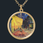 Colar Banhado A Ouro Café Terrace à noite por Vincent van Gogh<br><div class="desc">Café Terrace, no Place du Forum, de Vincent van Gogh, é uma pintura de paisagens arquitetônicas de apos impressionismo de arte. Uma vista exterior de um restaurante com mesas, cadeiras, garçons e jantar em pessoas. Uma bela noite com estrelas no céu em Arles, França. Sobre o artista: Vincent Willem van...</div>