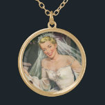 Colar Banhado A Ouro Casamento vintage, Noiva retrô com Flor<br><div class="desc">Imagem de romance e amor com ilustração vítrea apresentando uma florista com uma noiva feliz e sorridente em seu belo vestido com arcos de ornamentado no dia do seu casamento. É hora de ir se casar!</div>