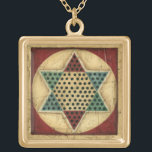 Colar Banhado A Ouro Checkerboard chinês Vintage por Ethan Harper<br><div class="desc">Continue o seu jogo com esta espetacular pintura chinesa de tabuleiro de xadrez por Ethan Harper. A peça tem uma sensação muito antiga,  como se fosse apadrinhada numa herança familiar. Isso seria um presente de excelente para alguém que ama jogos de conselho!</div>