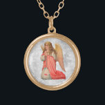 Colar Banhado A Ouro *~* Clássico Vintage AP40 Angel Kneeling Rezando<br><div class="desc">(ID de pesquisa AP40 para designs semelhantes) Transferir para outros produtos, se desejar. Vintage ROUND Dourada design com doce arte clássica de uma jovem fêmea loira de morango ANGEL KNEELING REYING . * Vintage romântica melhorada ergicamente Retro Antro Antique ANGEL faux Glitter diamond pave Background. Loira vestindo um vestido de...</div>