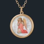 Colar Banhado A Ouro *~* Clássico Vintage AP40 Angel Kneeling Rezando<br><div class="desc">(ID de pesquisa AP40 para designs semelhantes) Transferir para outros produtos, se desejar. Vintage ROUND Dourada design com doce arte clássica de uma jovem fêmea loira de morango ANGEL KNEELING REYING . * Vintage romântica melhorada ergicamente Retro Antro Antique ANGEL faux Glitter diamond pave Background. Loira vestindo um vestido de...</div>