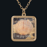 Colar Banhado A Ouro Coma Foto Moderna de Seashell de Cotação de Praia<br><div class="desc">"Coma, dorme, praia." É um modo de vida. A luz do final da tarde faz esta concha numa praia do sul da Califórnia parecer luminosa. Relaxe e viagem de volta aos seus dias de férias na praia sempre que você veste este incrível e bonito colar de charme fotográfico. Este colar...</div>