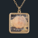 Colar Banhado A Ouro Coma Foto Moderna de Seashell de Cotação de Praia<br><div class="desc">"Coma, dorme, praia." É um modo de vida. A luz do final da tarde faz esta concha numa praia do sul da Califórnia parecer luminosa. Relaxe e viagem de volta aos seus dias de férias na praia sempre que você veste este incrível e bonito colar de charme fotográfico. Este colar...</div>