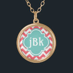 Colar Banhado A Ouro Coral Chevron com Turquoise Center para Monograma<br><div class="desc">Aqui está um colar bonito, sobre tendência, com um centro monograma. As listras do diafragma são coral e branco, o medalhão médio é um chalé mole, e a inscrição é pura branca. Mude as iniciais para qualquer texto que você quiser, é tão fácil fazer colares personalizados para você e como...</div>