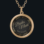 Colar Banhado A Ouro Doninha Personalizada de Casamento de Bridesmaid<br><div class="desc">Este belo colar dourado é desenhado como presente de casamento ou favor para madrinhas. Projetado para coordenar com nossa suíte de casamento elegante de folha de ouro, ele apresenta uma folha de papel dourada que floresce junto com o texto "Brides Maid", assim como um lugar para digitar seu nome. Uma...</div>