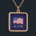 Colar Banhado A Ouro Dourado Monograma Americano Flag Necklace<br><div class="desc">Este colar da bandeira americana é um presente excelente para homens ou mulheres. O design é da arte original.</div>
