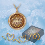 Colar Banhado A Ouro Ein Od Milvado de Bronze em Mandala Dourada<br><div class="desc">Surpreenda-a com esta maravilhosa mandala dourada com as palavras hebraicas,  Ein Od Milvado,  traduzidas como "Não há nada além de Ele (Hashem)". Crie um conjunto de presentes com a caixa de joias correspondente. Você ficará impressionado com a alta qualidade e a impressão a cores vívidas.</div>