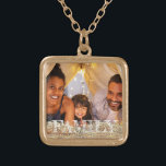 Colar Banhado A Ouro *~* FAMÍLIA AP42 Foto com Dourada brilho<br><div class="desc">NECKLACE DOURADO QUADRADO - GLITTER e White Block Letters (pesquisar no ID AP42 designs semelhantes em vários produtos ) * Memória de manutenção avançada em termos energéticos. Carregue a imagem da sua família. No momento, o texto diz "FAMÍLIA". Uma área de texto está disponível. Personalizar Personalizar a cor da fonte,...</div>