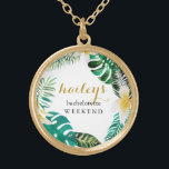 Colar Banhado A Ouro Fim de Semana de Bachelorette Tropical Wreath com<br><div class="desc">Uma coroa de folhas tropicais de palma no final de semana moderna com a noiva para ser o nome na tipografia de bonito escrita a cores douradas.</div>