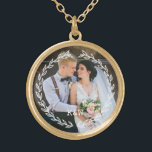 Colar Banhado A Ouro Foto Monograma De Quadro De Vintagem Redonda<br><div class="desc">O Delicado Deixa O Design de Foto Monograma De Frame.</div>