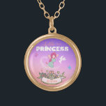 Colar Banhado A Ouro 👸 Glittering Fairy Princess Custom Name<br><div class="desc">É a fantasia de todas as raparigas ser uma bela princesa. Esta design apresenta uma princesa fada, uma coroa elegante para colocar o nome do seu jovem, um fundo cintilante de poeira de fada, e uma fada cintilante. As palavras "Pequena Princesa" são ambas escritas em fontes especiais. Perfeito para fazer...</div>