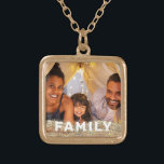 Colar Banhado A Ouro *~* Imagem Dourada da FAMÍLIA AP42<br><div class="desc">NECKLACE DOURADO QUADRADO - GLITTER e White Block Letters (pesquisar no ID AP42 designs semelhantes em vários produtos ) * Memória de manutenção avançada em termos energéticos. Carregue a imagem da sua família. No momento, o texto diz "FAMÍLIA". Uma área de texto está disponível. Personalizar Personalizar a cor da fonte,...</div>