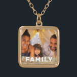 Colar Banhado A Ouro *~* Imagem Dourada da FAMÍLIA AP42<br><div class="desc">NECKLACE DOURADO QUADRADO - GLITTER e White Block Letters (pesquisar no ID AP42 designs semelhantes em vários produtos ) * Memória de manutenção avançada em termos energéticos. Carregue a imagem da sua família. No momento, o texto diz "FAMÍLIA". Uma área de texto está disponível. Personalizar Personalizar a cor da fonte,...</div>