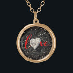 Colar Banhado A Ouro Love Script Hawaii Black Sand Beach Heart Photo<br><div class="desc">Amor. Tenho sorte de ter visto esta rocha coral em forma de coração, enquanto caminhava nesta praia de areia preta da Grande Ilha do Havaí no final da tarde. Viagem de volta aos seus dias de férias sempre que você veste este incrível e lindo colar de charme fotográfico. Esse colar...</div>