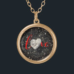 Colar Banhado A Ouro Love Script Hawaii Black Sand Beach Heart Photo<br><div class="desc">Amor. Tenho sorte de ter visto esta rocha coral em forma de coração, enquanto caminhava nesta praia de areia preta da Grande Ilha do Havaí no final da tarde. Viagem de volta aos seus dias de férias sempre que você veste este incrível e lindo colar de charme fotográfico. Esse colar...</div>