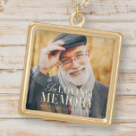 Colar Banhado A Ouro Memorial Elegante Moderno de Memória Amante<br><div class="desc">Esta design simples e moderna é composta por tipografia serif e cursiva e adiciona uma foto personalizada.</div>