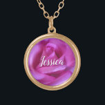 Colar Banhado A Ouro Moderno de Script de Nome Personalizado de Fotogra<br><div class="desc">Uma foto aproximada de uma rosa rosa vibrante faz você querer "parar e cheirar as flores". Relaxe e inale a beleza desta fotografia sempre que você veste esta maravilhosa e bela fotografia personalizada e personalizada colar de encantos. Esse colar vem em pequenos, médios e grandes tamanhos, assim como formas quadradas...</div>