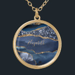 Colar Banhado A Ouro Monograma Blue Glitter Agate Bridesmaid Gift<br><div class="desc">Personalize esta placa prateada ou colar dourado com seu nome ou iniciais. Um presente de tendências e na moda para as mulheres na sua vida.</div>