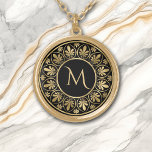 Colar Banhado A Ouro Monograma de Borda Folha Dourada Elegante<br><div class="desc">Este colar elegante mostra seu monograma em ouro num fundo preto dramático. O monograma é enquadrado por um design circular com imagens em folha e espiral repetidas ao redor do perímetro. Linda!</div>