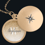 Colar Banhado A Ouro Monograma de Literatura do Ombre Dourado Moderno<br><div class="desc">Este colar chic locket apresenta um fundo de brilho dourado ombre. Personalize-o com a sua fonte inicial em branco serif e o seu nome no script de pincel em estilo de escrita manual da cinza escura.</div>