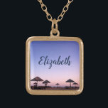 Colar Banhado A Ouro Nome do Monograma de Foto em Praia Roxo Sunset Cal<br><div class="desc">Um pôr do sol roxo, azul e rosa, numa praia do sul da Califórnia com aquele palapas chocados consome relaxamento e reflexão. Viagem de volta aos dias de praia de férias sempre que você veste esta maravilhosa, linda fotografia personalizada charm colace. Esse colar vem em pequenos, médios e grandes tamanhos,...</div>