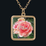 Colar Banhado A Ouro Nome Personalizado de Foto de Fechamento da Rosa R<br><div class="desc">"Mãe." Uma foto aproximada de uma rosa rosa ligeiramente iluminada contra a folhagem verde-escura faz você querer "parar e cheirar as flores". Relaxe e inale a beleza desta fotografia sempre que você veste esta maravilhosa e bela fotografia personalizada e personalizada colar de encantos. Esse colar vem em pequenos, médios e...</div>