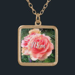 Colar Banhado A Ouro Nome Personalizado de Foto de Fechamento da Rosa R<br><div class="desc">"Mãe." Uma foto aproximada de uma rosa rosa ligeiramente iluminada contra a folhagem verde-escura faz você querer "parar e cheirar as flores". Relaxe e inale a beleza desta fotografia sempre que você veste esta maravilhosa e bela fotografia personalizada e personalizada colar de encantos. Esse colar vem em pequenos, médios e...</div>