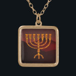 Colar Banhado A Ouro O Menorah de Moshe<br><div class="desc">No Torah Moshe Rabbenu é dito, "você fará um Menorah do ouro puro, batido para fora, o Menorah será feito, sua base, seu ramo, seus cálices, seus botões, e suas flores serão marteladas dela, " [25:31 de Shmot] e mais tarde, "veja, e construa, de acordo com seu formulário que você...</div>