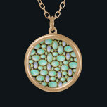 Colar Banhado A Ouro Opal Brooch Gem Gemstone Turquoise Patterno<br><div class="desc">Este colar tem um bonito padrão de pingente de broche opal com correntes douradas. Este design impresso único é feito para parecer com opais dispostos em um tipo de mosaico sobre um fundo preto, personalizável. As formas ovais têm uma sensação opaca de mãe de pérola com espirais de azul, verde...</div>