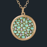 Colar Banhado A Ouro Opal Brooch Gem Gemstone Turquoise Patterno<br><div class="desc">Este colar tem um bonito padrão de pingente de broche opal com correntes douradas. Este design impresso único é feito para parecer com opais dispostos em um tipo de mosaico sobre um fundo preto, personalizável. As formas ovais têm uma sensação opaca de mãe de pérola com espirais de azul, verde...</div>