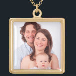 Colar Banhado A Ouro Personalize a foto de família<br><div class="desc">Personalize a foto de família. Personalize facilmente substituindo a foto do modelo com uma foto memorável de sua própria família.</div>