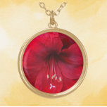 Colar Banhado A Ouro Red Amaryllis Bloom Floral<br><div class="desc">Faça uma declaração de moda com este pingente de colar com uma corrente que mostra a foto de uma linda flor vermelha de Amaryllis. Um design floral adorável! Selecione a forma,  o tamanho e o estilo de acabamento do pendente.</div>