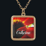 Colar Banhado A Ouro Red gebera daisy foto personalizada name script mo<br><div class="desc">Uma foto de perto de uma margarida amarela e laranja-vermelha vibrante vai lembrá-lo de um dia quente e de verão. Relaxe e experimente a alegria desta fotografia sempre que você veste esta maravilhosa, linda fotografia personalizada charm colace. Esse colar vem em pequenos, médios e grandes tamanhos, assim como formas quadradas...</div>
