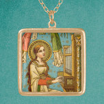 Colar Banhado A Ouro Rua NeoGótica. Cecília de Roma (detalhes; BNG 02)<br><div class="desc">Neste detalhe, de uma esplêndida impressão de devoção suíça NeoGótica, a Rua Cecilia de Roma (século 3) é representada tocando um órgão de canos eretos contra um fundo aqua com um padrão de dourados e estrelas. Seu cabelo longo de queimadura se solta e cai sobre os ombros e as costas...</div>