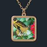 Colar Banhado A Ouro Script de Sonho da Borboleta-Anã-Negra-Amarela<br><div class="desc">Uma foto de perto de uma delicada borboleta amarela e preta que repousa sobre uma flor vermelha brilhante. "Sonho" de um dia quente e ensolarado sempre que você veste este incrível e colar de encanto da fotografia. Esse colar vem em pequenos, médios e grandes tamanhos, assim como formas quadradas e...</div>